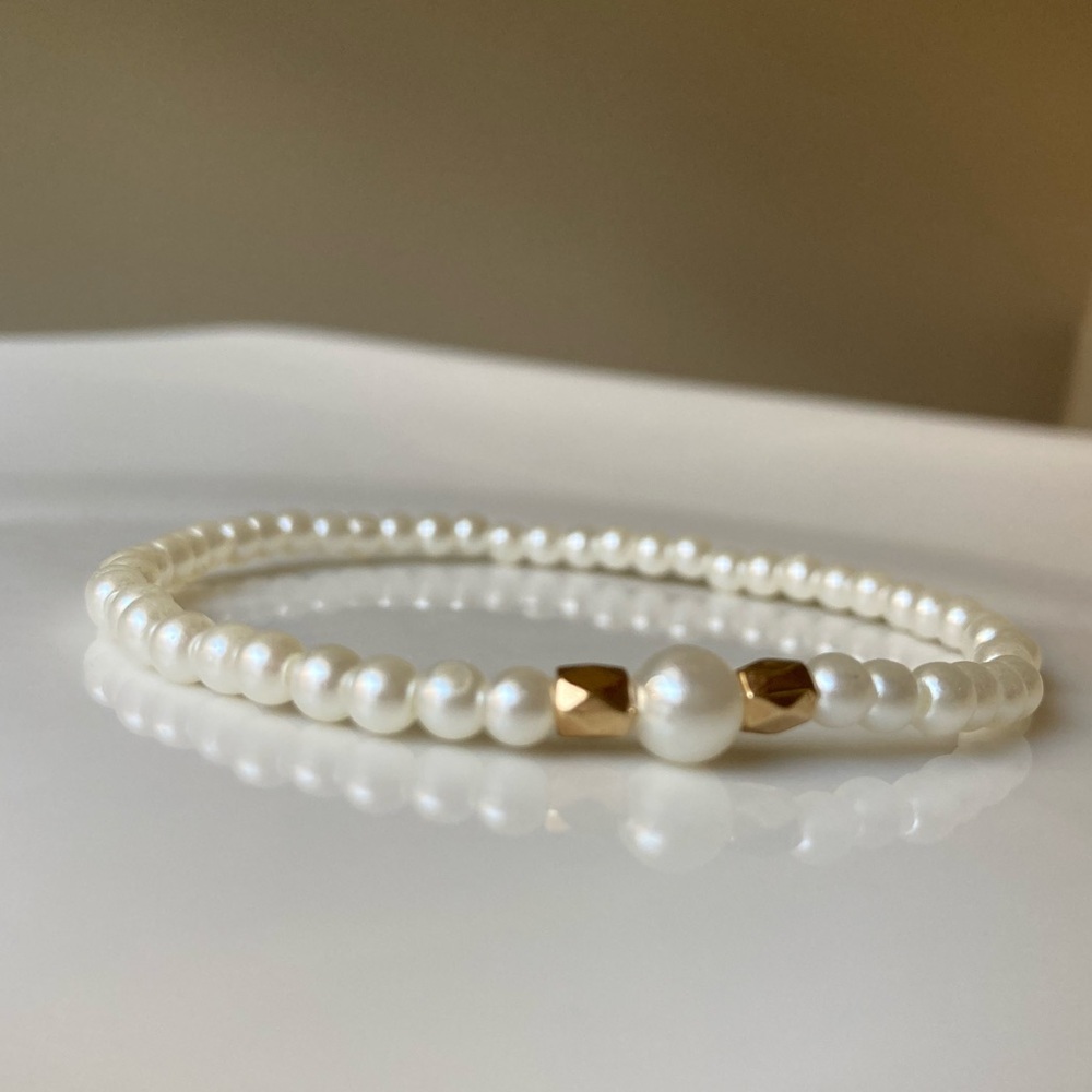 Delicate & Simple Style Design Pearl Bracelet - Picture 3 of 7